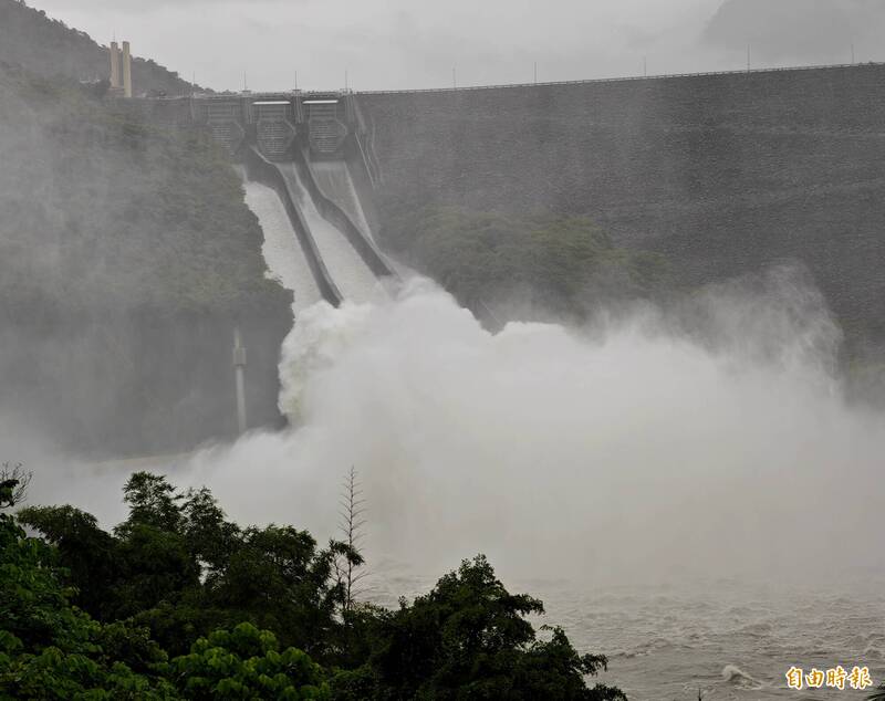 上游炸雨飆破370毫米 曾文水庫放水單日放掉一座日月潭