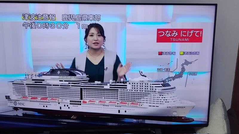 不少網友注意到，俄羅斯堪察加半島今（30）日上午發生強震，日本東京電視台雖然有以字幕在畫面中通報海嘯資訊，但主畫面仍繼續播放原訂節目。（圖擷取自@harumugikawaii 社群平台「X」）