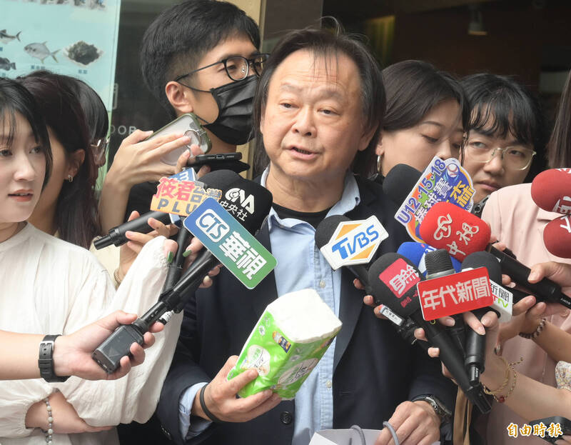 民進黨今下午召開中常會，民進黨立委王世堅受訪說，他帶了一包衛生紙要送給立法院民進黨團總召柯建銘，「讓他自己去擦屁股」。（記者王藝菘攝）
