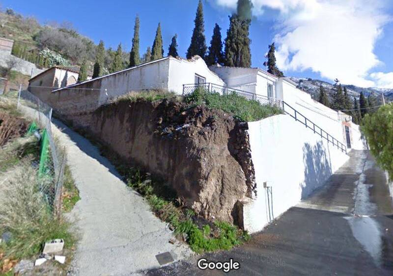 西班牙小鎮因墓地飽和,意外催生「禁止死亡」法令。(圖擷取自Google Map街景服務) 西班牙小鎮因墓地飽和,意外催生「禁止死亡」法令。(圖擷取自Google Map街景服務)