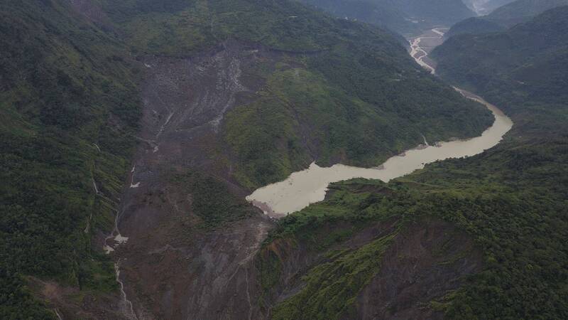 雲林古坑草嶺落石多 草嶺國小10點起停班課
