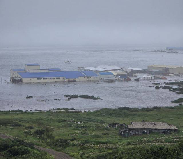 首波海嘯畫面曝！逾3公尺海嘯席捲北千島群島 港口工廠被淹沒