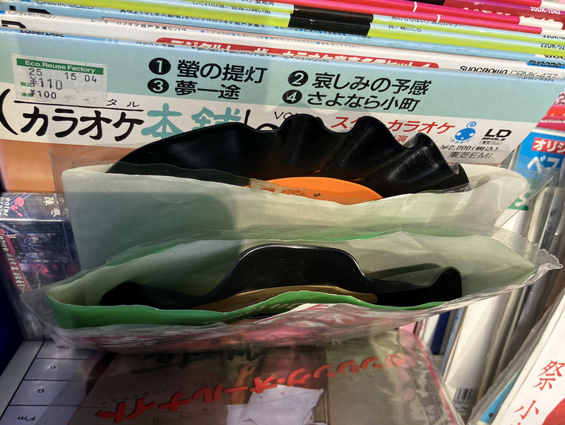 近來日本一家二手市場傳出,疑似店員太過年輕,把黑膠唱片放在室外直接曝曬,導致唱片融化變形,畫面嚇壞不少顧客。(圖擷取自@gamsic @推特/社群平台「X」) 近來日本一家二手市場傳出,疑似店員太過年輕,把黑膠唱片放在室外直接曝曬,導致唱片融化變形,畫面嚇壞不少顧客。(圖擷取自@gamsic @推特/社群平台「X」)