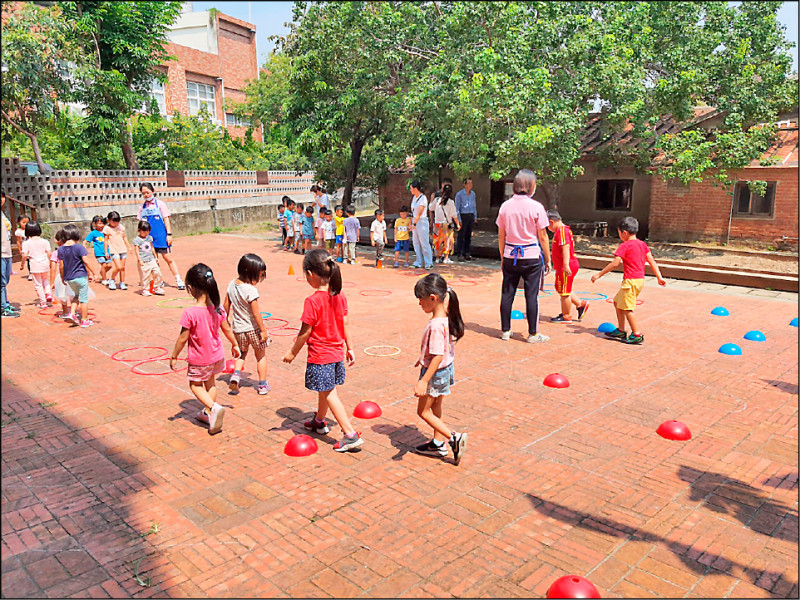 教育部補助設置兩歲專班及提供平價優質的公共化幼兒園,7年已增設兩歲專班達1160班,共增加1.7萬名就讀名額,今年預計再增設100班。(資料照) 教育部補助設置兩歲專班及提供平價優質的公共化幼兒園,7年已增設兩歲專班達1160班,共增加1.7萬名就讀名額,今年預計再增設100班。(資料照)