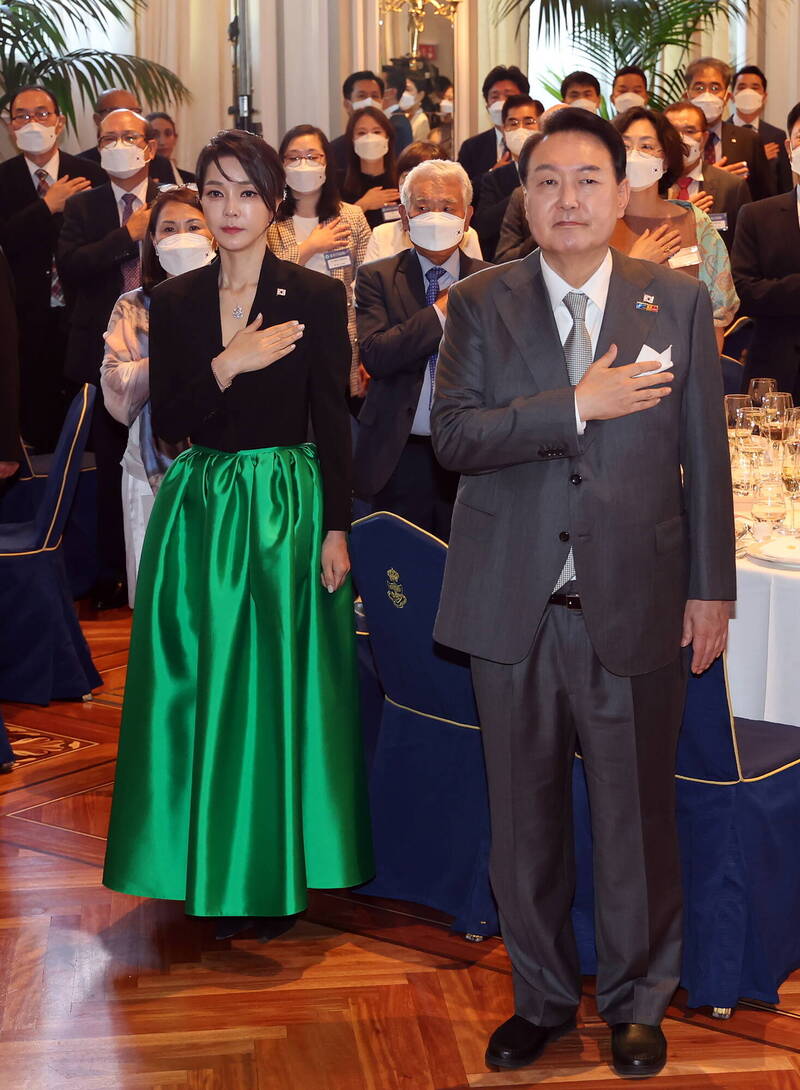 2022年6月29日，金建希出席北約峰會期間，在馬德里舉行的韓僑晚宴活動上，佩戴正品要價約132.8萬台幣的梵克雅寶雪花吊墜項鍊。（歐新社檔案照）