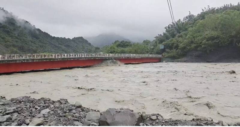 高雄山區今持續豪雨狂炸。（市府提供）