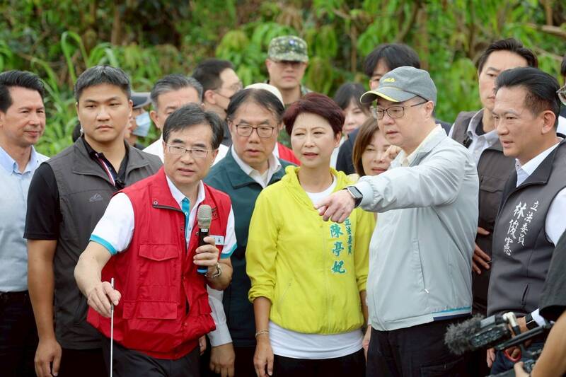 圖為行政院長卓榮泰29日視察台南市白河區甘宅橋淹水情形排水整治。(資料照,行政院提供) 圖為行政院長卓榮泰29日視察台南市白河區甘宅橋淹水情形排水整治。(資料照,行政院提供)