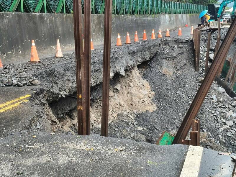 連日大雨造成達仁鄉土坂村聯外道路東68線路基掏空。(記者黃明堂翻攝) 連日大雨造成達仁鄉土坂村聯外道路東68線路基掏空。(記者黃明堂翻攝)