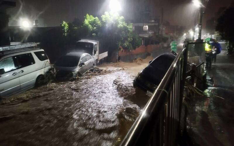 暴雨狂炸！彰市爆發土石流 多輛車遭淹沒
