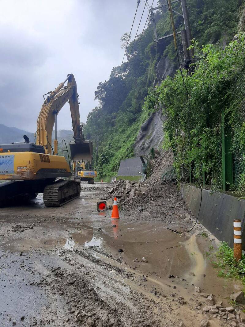 台電人員因道路中斷無法進入，將待道路搶通後進入搶修。（圖由民眾提供）