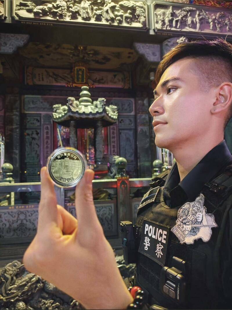 潮州警分局持平安金幣套組的男帥女美是讓討論度遠勝以往。(潮州警分局提供) 潮州警分局持平安金幣套組的男帥女美是讓討論度遠勝以往。(潮州警分局提供)