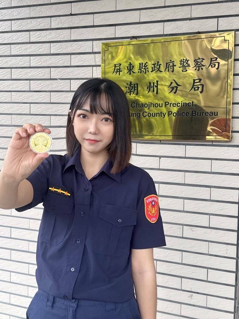 潮州警分局持平安金幣套組的男帥女美,是讓討論度遠勝以往。(潮州警分局提供) 潮州警分局持平安金幣套組的男帥女美,是讓討論度遠勝以往。(潮州警分局提供)