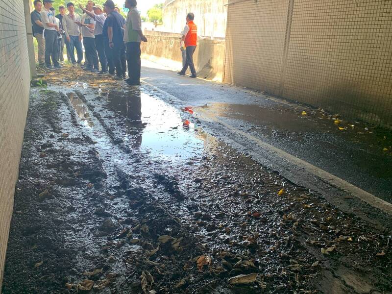苗栗台6線鐵路地下道遇雨泥濘 公路局、農水署及台鐵聯手改善