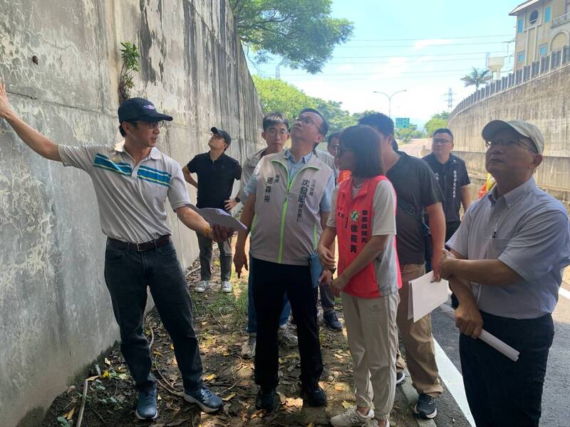 縣議員徐筱菁接獲地方陳情,透過立委沈發惠協助,經與公路局等相關單位會勘,共同處理改善。(沈發惠辦公室提供) 縣議員徐筱菁接獲地方陳情,透過立委沈發惠協助,經與公路局等相關單位會勘,共同處理改善。(沈發惠辦公室提供)