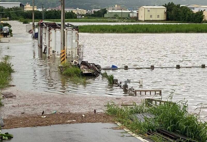 台中雨彈狂炸！清水低窪處淹水 住戶被迫睡車上