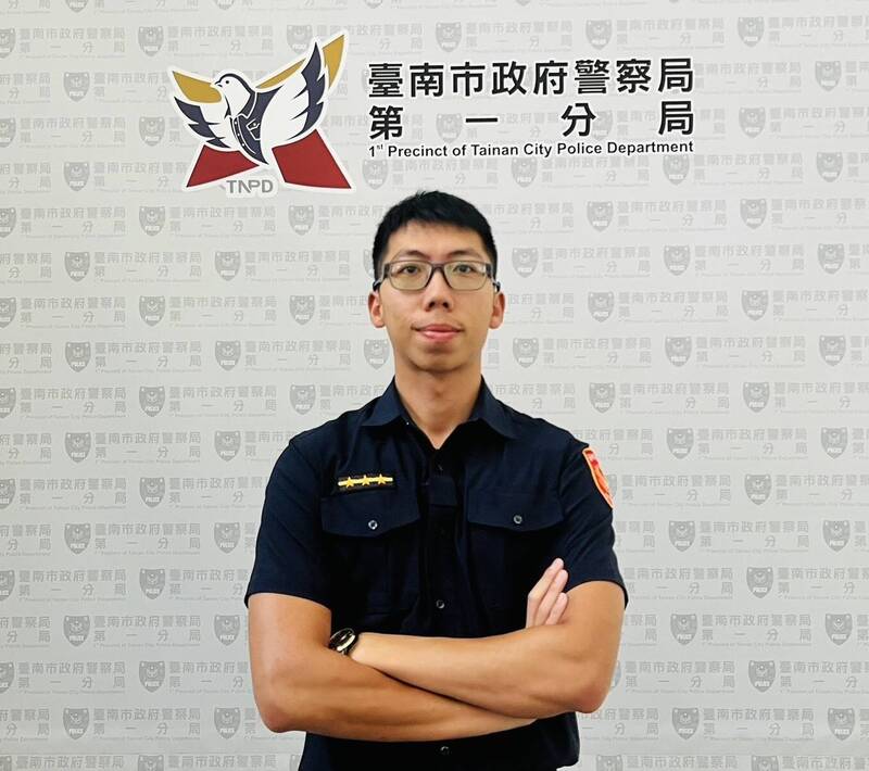 台南市警局一分局警員蔡長榮(見圖)受理協助找到遺失8萬6千元現金的楊姓男子。(警方提供) 台南市警局一分局警員蔡長榮(見圖)受理協助找到遺失8萬6千元現金的楊姓男子。(警方提供)