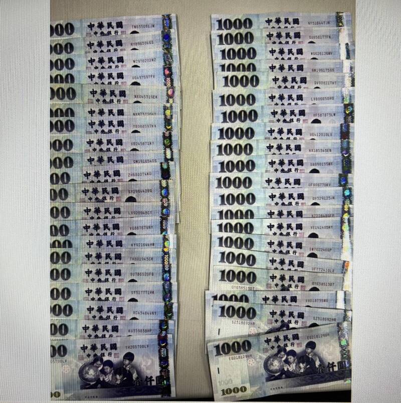 葉姓男子在路上撿到8萬6千元現金,拿到台南市警局一分局東門派出所報案。(警方提供) 葉姓男子在路上撿到8萬6千元現金,拿到台南市警局一分局東門派出所報案。(警方提供)