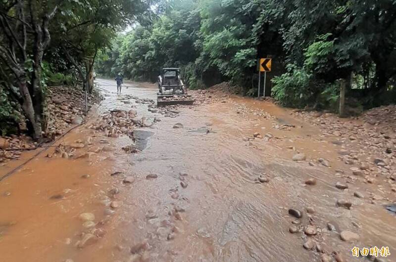 清水鰲海路道路土石沖刷,廠商趁雨勢趨緩,先進場清理。(記者張軒哲攝) 清水鰲海路道路土石沖刷,廠商趁雨勢趨緩,先進場清理。(記者張軒哲攝)