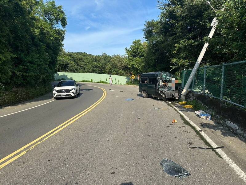 新北市八里傳出混凝土車撞廂型車後,混凝土車翻落山坡,造成廂型車駕駛林翁不治,廂型車幾乎撞斷路燈桿。(記者吳仁捷翻攝) 新北市八里傳出混凝土車撞廂型車後,混凝土車翻落山坡,造成廂型車駕駛林翁不治,廂型車幾乎撞斷路燈桿。(記者吳仁捷翻攝)