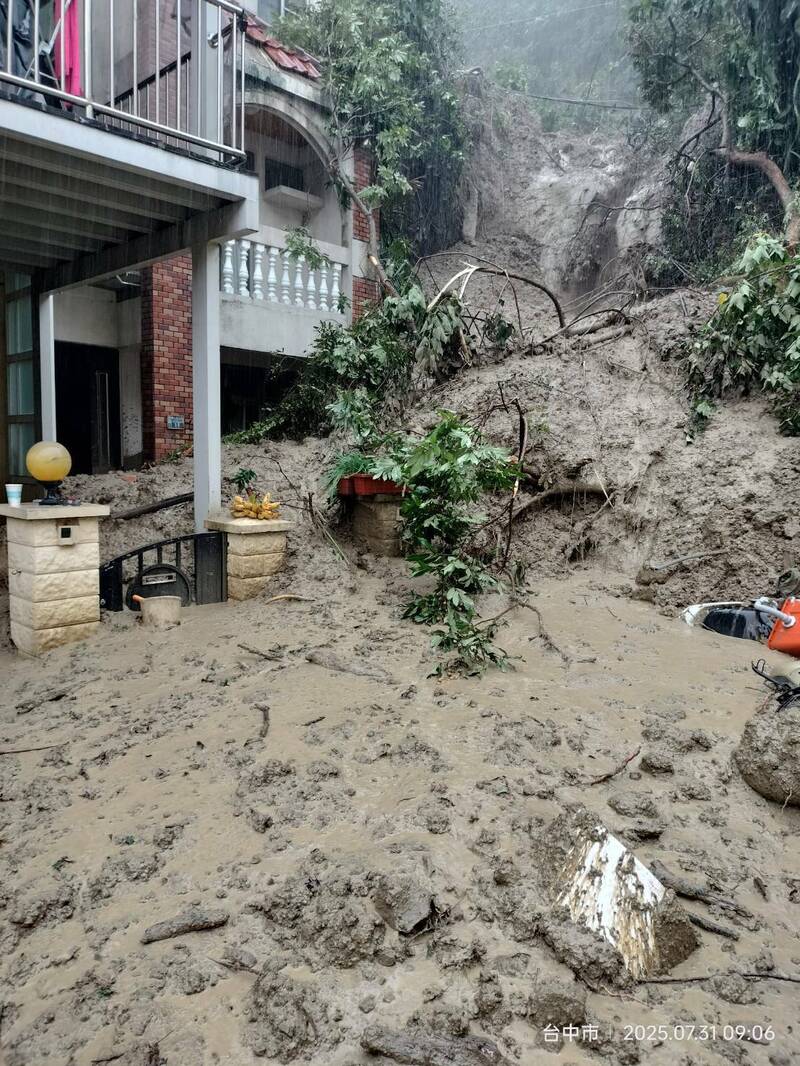 紫爆雷雨炸台中！霧峰24小時狂下452毫米 大坑山區坍方 一中商圈也淹水