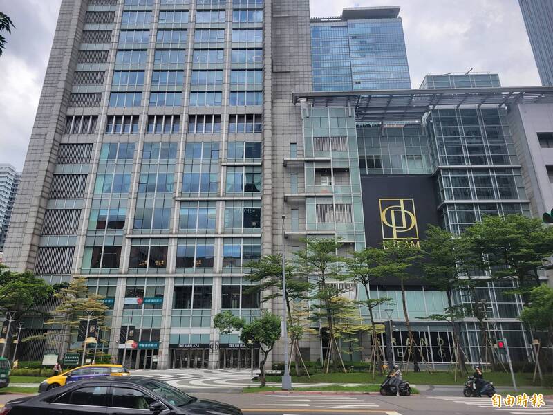 台北市政府旁的誠品舊址,由統一集團打造全新百貨「Dream Plaza」,外牆老舊、髒髒的樣貌引起討論。(記者何玉華攝) 台北市政府旁的誠品舊址,由統一集團打造全新百貨「Dream Plaza」,外牆老舊、髒髒的樣貌引起討論。(記者何玉華攝)