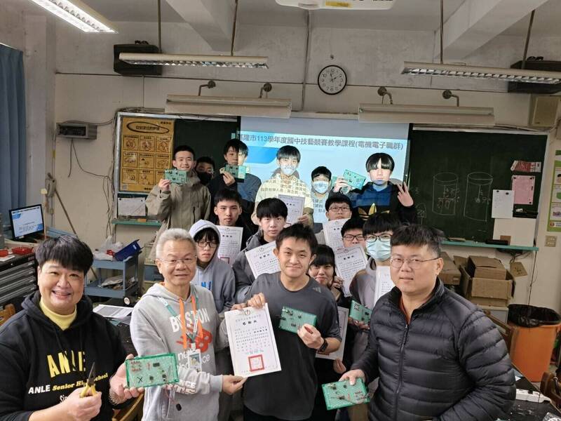 郭柏鋒（右二）目前就讀博士攻讀AI領域，仍定期回母校指導學弟妹技藝競賽。（技專校院招生專業化總辦公室提供）