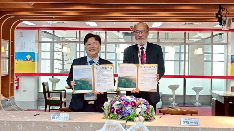 國教院長林從一(右)和宜蘭大學校長陳威戎(左)今日簽署合作備忘錄,共同打造全新的戶外教育。(國教院提供) 國教院長林從一(右)和宜蘭大學校長陳威戎(左)今日簽署合作備忘錄,共同打造全新的戶外教育。(國教院提供)