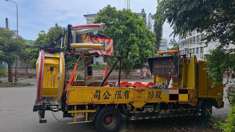 遭撞的施工緩撞車。(圖由警方提供) 遭撞的施工緩撞車。(圖由警方提供)