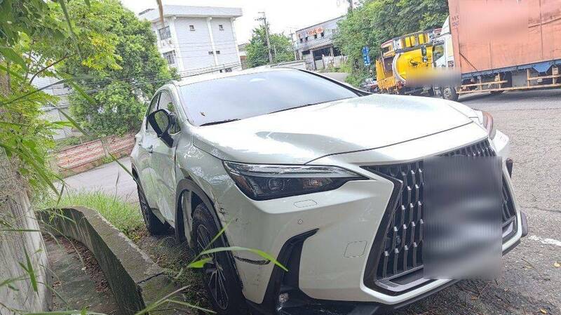 LEXUS休旅車遭波及。(圖由警方提供) LEXUS休旅車遭波及。(圖由警方提供)