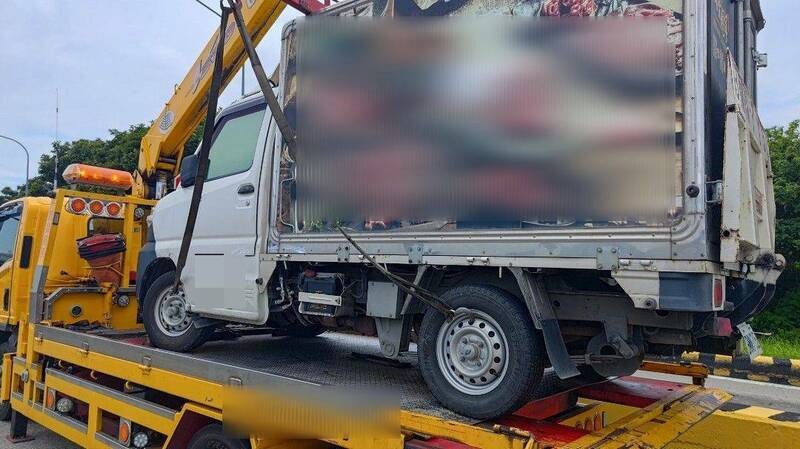 小貨車遭波及。(圖由警方提供) 小貨車遭波及。(圖由警方提供)