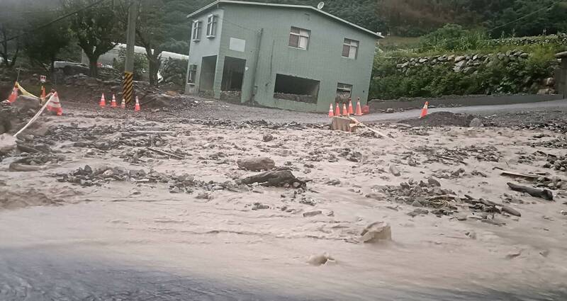 南投信義鄉雨彈狂襲,投95線東埔溫泉區聯外道路,一度因土石流交通中斷。(圖由信義鄉公所提供) 南投信義鄉雨彈狂襲,投95線東埔溫泉區聯外道路,一度因土石流交通中斷。(圖由信義鄉公所提供)