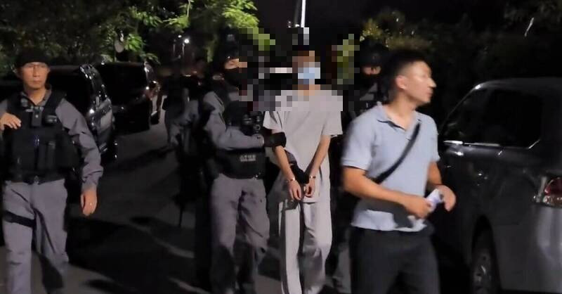 劉男在宜蘭五結老家落網，被警方上銬押解回台北。（圖擷取自記者爆料網）