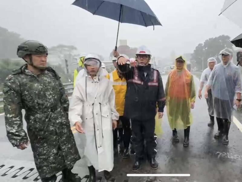 高雄市長陳其邁前往山區緊盯救援進度。（民眾提供）