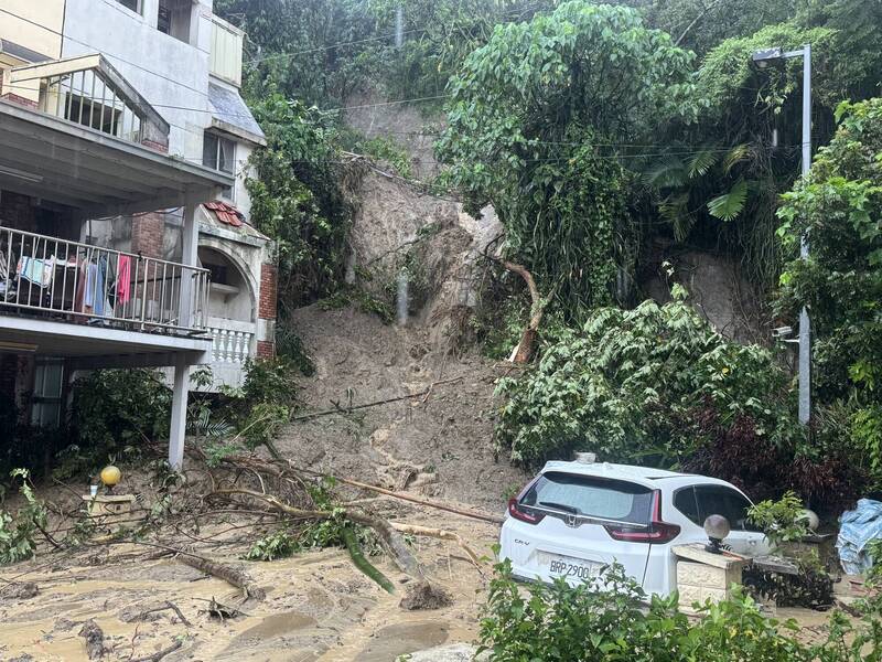 台中豪大雨，土石流衝進大坑天星社區民宅。（曾朝榮議員提供）
