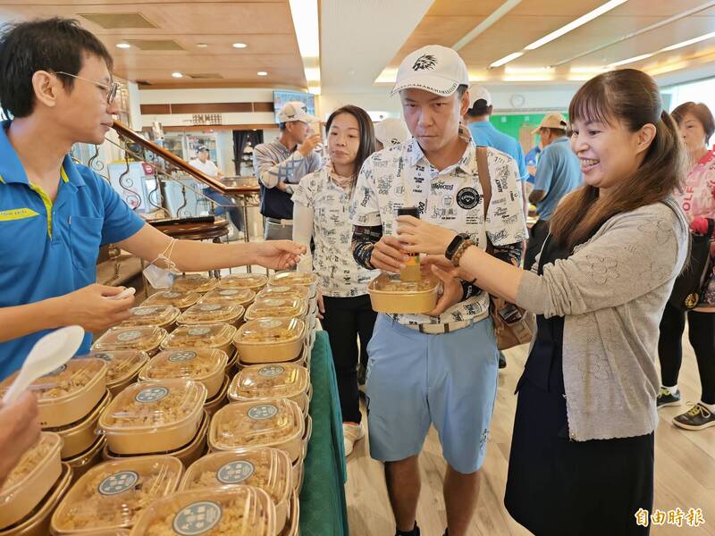 現場展示、品嚐的古早味鹹飯,深受歡迎。(記者吳俊鋒攝) 現場展示、品嚐的古早味鹹飯,深受歡迎。(記者吳俊鋒攝)