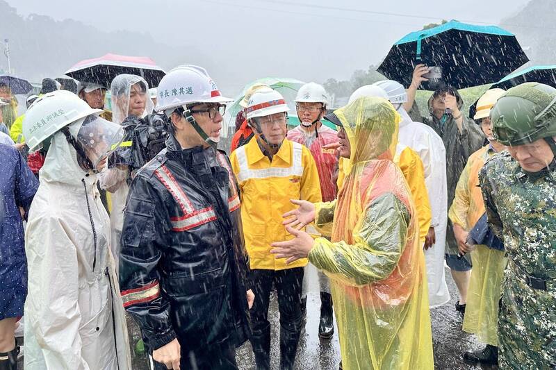 高雄山區雨勢不斷，陳其邁（左二）31日前往視察。（市府提供）