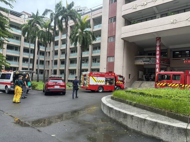 高雄女中教室內電子黑板疑走火,消防車搶救損失待估。(民眾提供) 高雄女中教室內電子黑板疑走火,消防車搶救損失待估。(民眾提供)