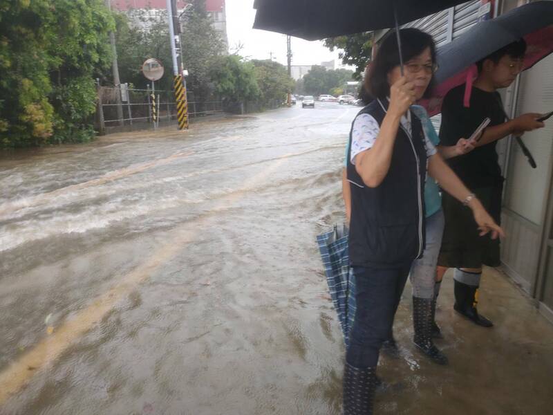 新社區長林淑惠(左一)會勘關心淹水受災戶。(民政局提供) 新社區長林淑惠(左一)會勘關心淹水受災戶。(民政局提供)