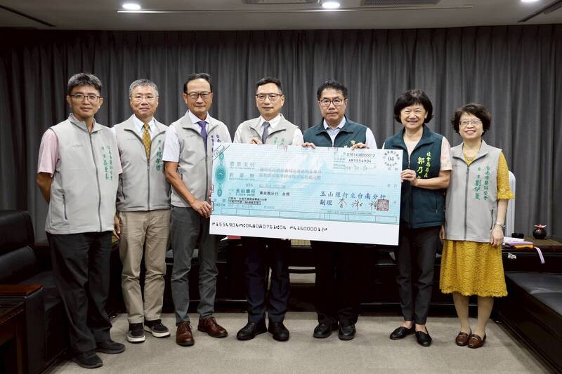 台南市醫師公會響應賑災行動，捐贈230萬元予台南市政府助災區重建。（圖由南市府提供）