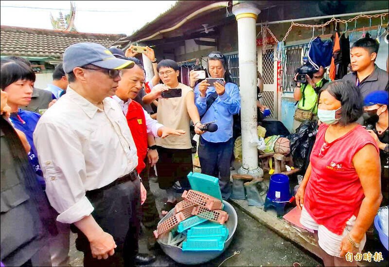 行政院長卓榮泰日前至重災區勘災，慰問災民，允諾將啟動千億計畫治水。（記者林宜樟攝）