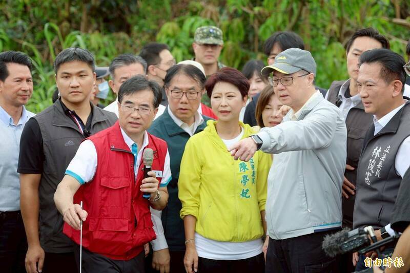 圖為行政院長卓榮泰29日視察台南市白河區甘宅橋淹水情形排水整治。(資料照) 圖為行政院長卓榮泰29日視察台南市白河區甘宅橋淹水情形排水整治。(資料照)