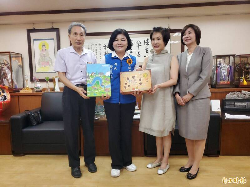媚登峯文教信託基金會董事長莊雅清(右二)日前捐贈855萬助學金資助27名貧困學生就讀高中職3年的生活費。(記者黃淑莉攝) 媚登峯文教信託基金會董事長莊雅清(右二)日前捐贈855萬助學金資助27名貧困學生就讀高中職3年的生活費。(記者黃淑莉攝)