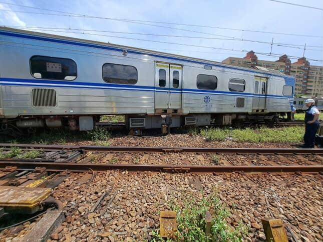 台鐵4137次(區間EM509+ET509)在樹林調車場內9股定例調車入庫時出軌。(民眾提供) 台鐵4137次(區間EM509+ET509)在樹林調車場內9股定例調車入庫時出軌。(民眾提供)