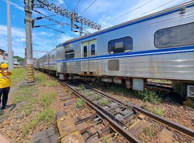 台鐵4137次(區間EM509+ET509)在樹林調車場內9股定例調車入庫時出軌。(民眾提供) 台鐵4137次(區間EM509+ET509)在樹林調車場內9股定例調車入庫時出軌。(民眾提供)