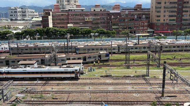 台鐵4137次(區間EM509+ET509)在樹林調車場內9股定例調車入庫時出軌。(民眾提供) 台鐵4137次(區間EM509+ET509)在樹林調車場內9股定例調車入庫時出軌。(民眾提供)