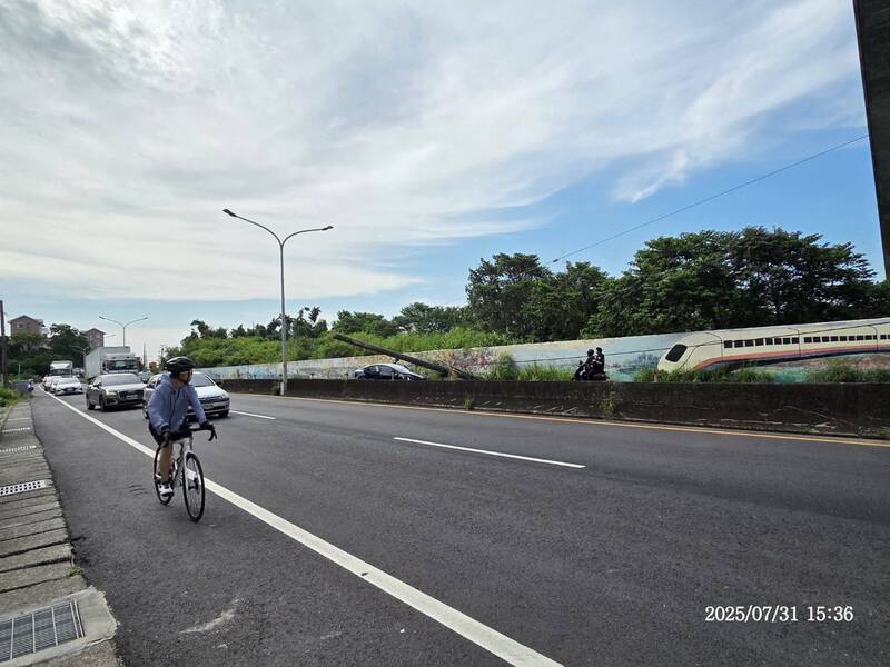 新埔鎮118號縣道文山路,1輛特斯拉疑撞斷電線桿,導致交通受阻。(讀者提供) 新埔鎮118號縣道文山路,1輛特斯拉疑撞斷電線桿,導致交通受阻。(讀者提供)