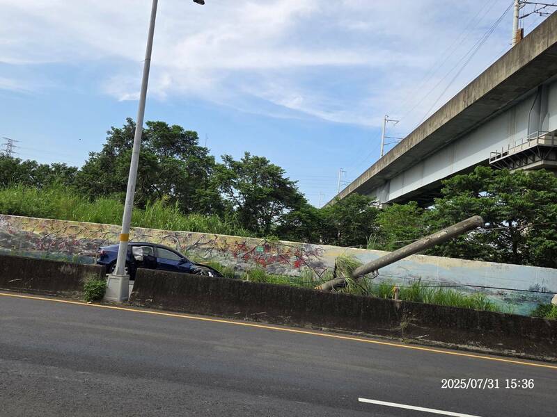 新竹縣竹北市往新埔鎮的118號縣道文山路,今天下午3點多發生1輛黑色特斯拉不明原因衝撞電線桿,並橫躺大馬路上。(讀者提供) 新竹縣竹北市往新埔鎮的118號縣道文山路,今天下午3點多發生1輛黑色特斯拉不明原因衝撞電線桿,並橫躺大馬路上。(讀者提供)