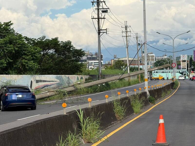 警方封閉118線新埔往竹北方向車道,現場交通管制中。(警方提供) 警方封閉118線新埔往竹北方向車道,現場交通管制中。(警方提供)