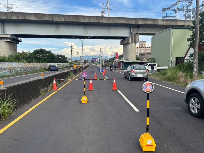 警方封閉118線新埔往竹北方向車道,現場交通管制中。(警方提供) 警方封閉118線新埔往竹北方向車道,現場交通管制中。(警方提供)
