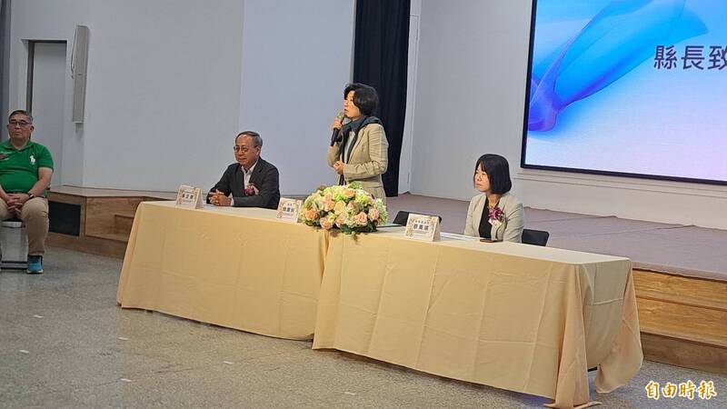 台東縣長饒慶鈴(中)今天主持國中小校長就職。(記者黃明堂攝) 台東縣長饒慶鈴(中)今天主持國中小校長就職。(記者黃明堂攝)